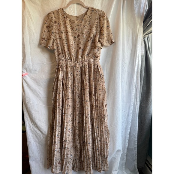 Hayden Los Angeles Dresses & Skirts - Hayden Los Angeles Floral Pleated Midi Dress Tan Flutter Sleeve Small